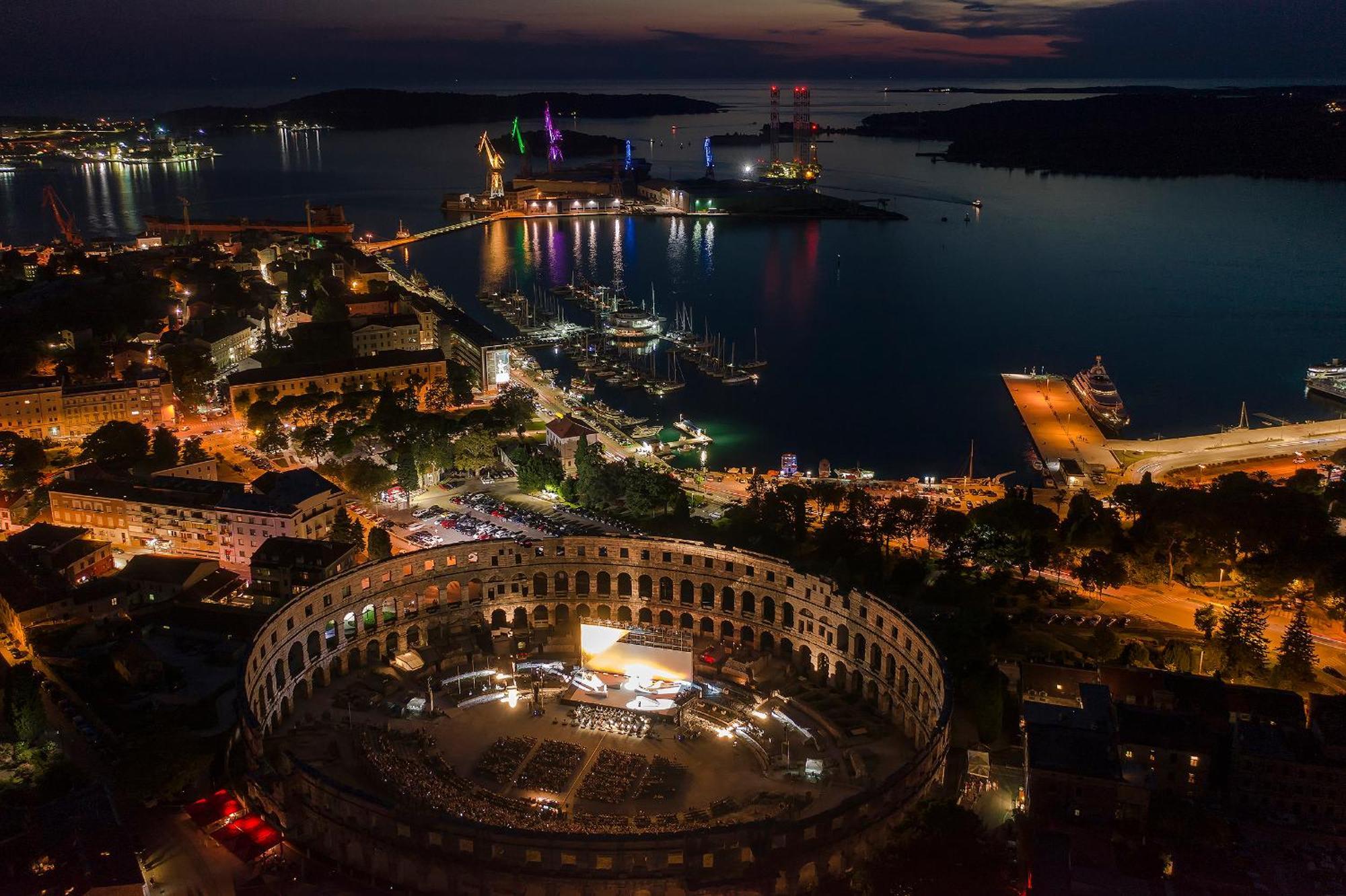 Arta Apartment City Center II - With Private Parking Pula Exterior foto